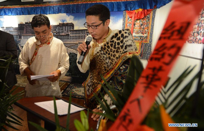 People visit a photographic exhibition on the culture and language of southwest China&apos;s Tibet Autonomous Region, which kicked off in New York, the United States, on June 26, 2013.