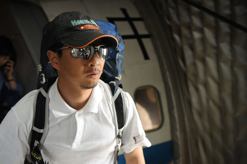 Zhang Jingchuan, the only survivor of a four-member Chinese amateur mountaineering team following a Taliban terrorist attack in northern Pakistan on Sunday, are greeted by his family at the airport in Kunming, Yunnan Province, on June 26. Two Chinese civilian mountaineers and a Chinese American were among the 11 people killed in a pre-dawn terrorist attack in Pakistan-administered Kashmir on Sunday. [Photo/Xinhua] 