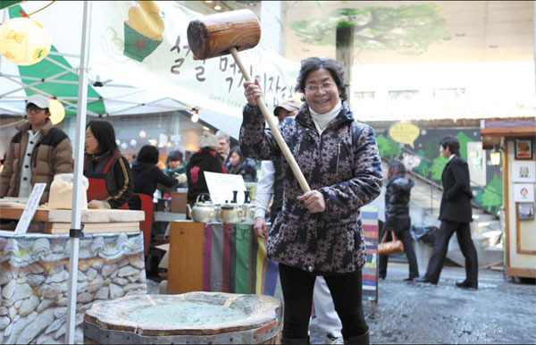 A tourist from China cooks a local food Dagao at Insadong, a cultural street with a mix of art galleries, cafes and restaurants in Seoul. Today, more and more Chinese view the ROK as a top destination for sightseeing and shopping in Asia. 