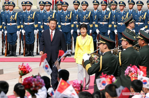 Chinese President Xi Jinping (L) holds a welcoming ceremony for visiting South Korean President Park Geun-hye before their talks at the Great Hall of the People in Beijing, capital of China, June 27, 2013. 