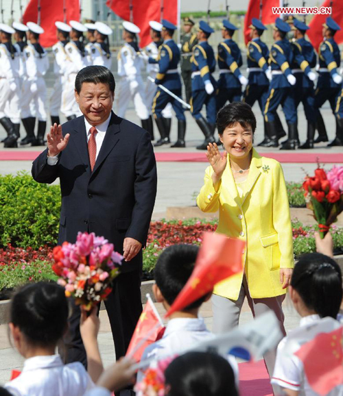 Chinese President Xi Jinping (L) holds a welcoming ceremony for visiting South Korean President Park Geun-hye before their talks at the Great Hall of the People in Beijing, capital of China, June 27, 2013.