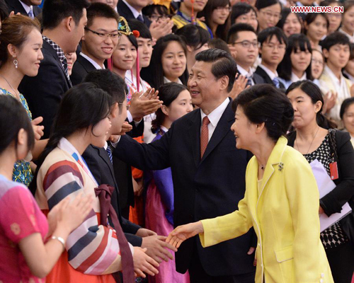 Chinese President Xi Jinping (C) and South Korean President Park Geun-hye (R, front) meet with youth delegates from both countries after their talks at the Great Hall of the People in Beijing, capital of China, June 27, 2013. 
