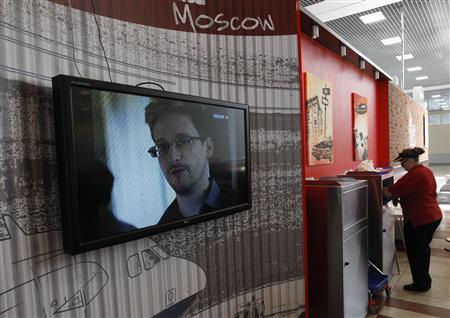 A television screens the image of former U.S. spy agency contractor Edward Snowden during a news bulletin at a cafe at Moscow's Sheremetyevo airport June 26, 2013.