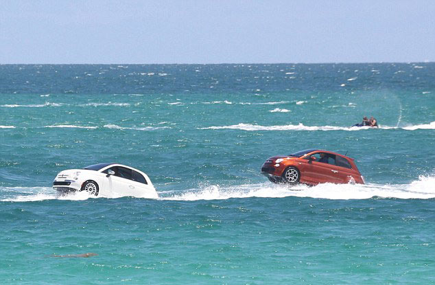 A fleet of Fiat 500 cars were recently spotted 'swimming' off the coast of Miami's South Beach. [huanqiu.com] 