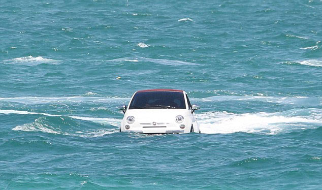 A fleet of Fiat 500 cars were recently spotted 'swimming' off the coast of Miami's South Beach. [huanqiu.com] 