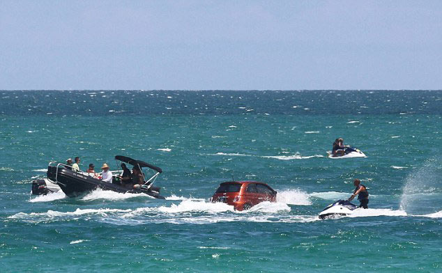 A fleet of Fiat 500 cars were recently spotted 'swimming' off the coast of Miami's South Beach. [huanqiu.com] 