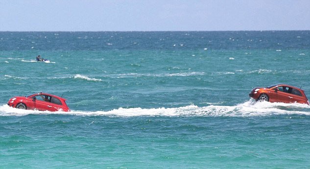 A fleet of Fiat 500 cars were recently spotted 'swimming' off the coast of Miami's South Beach. [huanqiu.com] 