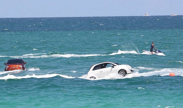 A fleet of Fiat 500 cars were recently spotted 'swimming' off the coast of Miami's South Beach. [huanqiu.com] 