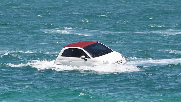 A fleet of Fiat 500 cars were recently spotted 'swimming' off the coast of Miami's South Beach. [huanqiu.com] 