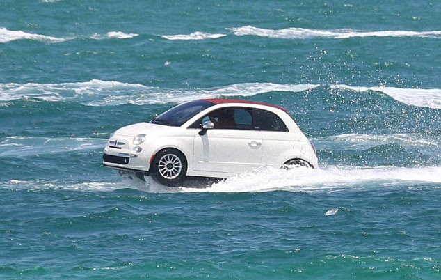 A fleet of Fiat 500 cars were recently spotted 'swimming' off the coast of Miami's South Beach. [huanqiu.com] 