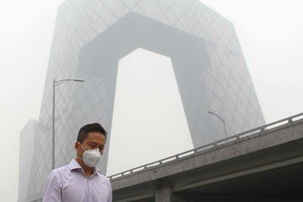 The China Central Television building in Beijing is cloaked in heavy smog on Monday. [Photo / China Daily]