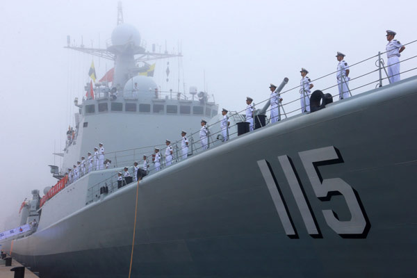 Naval soliders stand in line on a ship before departing to participate in Sino-Russian joint naval drills, at a at a port of Qingdao city, East China's Shangdong province on July 1, 2013.[Photo/Xinhua] 