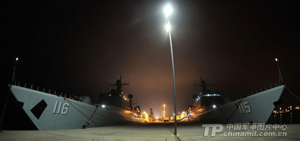 Chinese navel vessels station at the port of Qingdao city before departing to participate in Sino-Russian joint naval drills, June 30, 2013.[Photo/chinamil.cm.cn] 