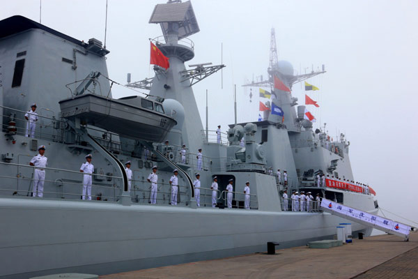 Naval soliders stand in line on a ship before departing to participate in Sino-Russian joint naval drills, at a at a port of Qingdao city, East China's Shangdong province on July 1, 2013.[Photo/Xinhua]