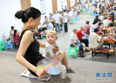 Temperatures across China have risen to an alarming high, in the first round of heat waves this summer. 