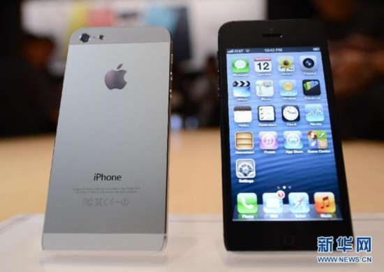 iPhone 5 smartphones on display. [Xinhua]