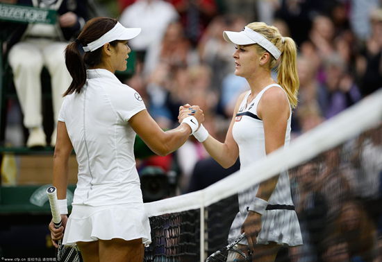  Li Na and Radwanska shook hands after the game.