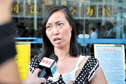 Tang Hui is interviewed outside the Hunan Provincial Higher People's Court in Changsha, capital of Hunan Province, yesterday.