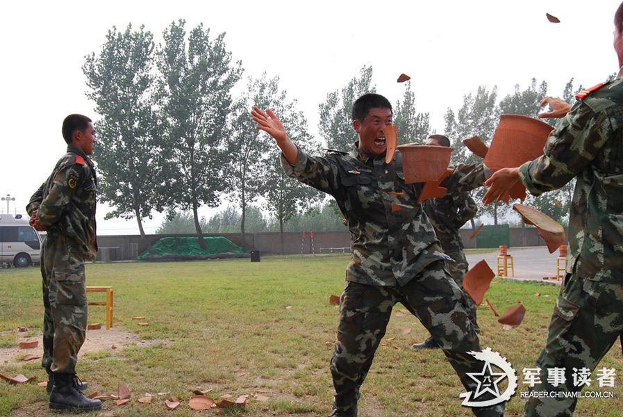 The Tai'an Detachment of the Chinese People's Armed Police Force (APF) organized 30 special operation members to conduct a military skills training, in a bid to further enhance their combat capability in complex environment.