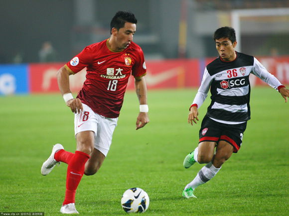 Barrios tried to dribble past defender in a AFC Champions League match between Guangzhou Evergrande and Muangthong United on April 3, 2013. 