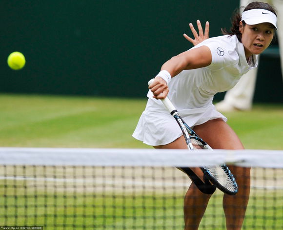  Li Na returns a ball to Agnieszka Radwanska in Wimbledon quarterfinals.