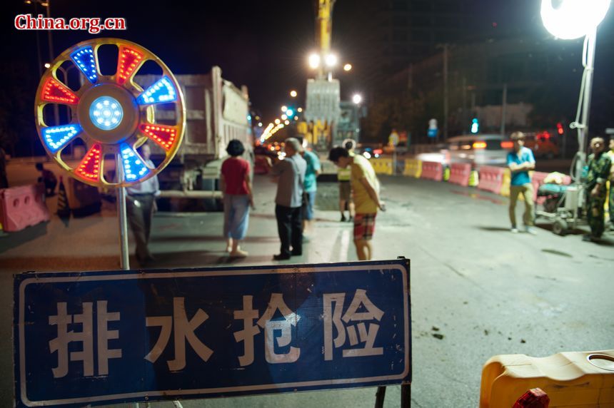 Public utility maintenance workers toil in sultry nightime conditions to fix burst water pipes in Yuquanlu, West Beijing on Wednesday, July 3, 2012. [Chen Boyuan / China.org.cn]