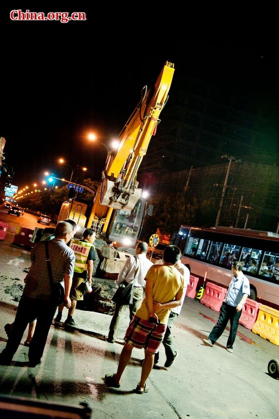 Public utility maintenance workers toil in sultry nightime conditions to fix burst water pipes in Yuquanlu, West Beijing on Wednesday, July 3, 2012. [Chen Boyuan / China.org.cn]