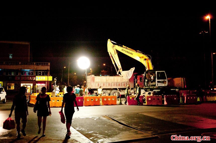 Public utility maintenance workers toil in sultry nightime conditions to fix burst water pipes in Yuquanlu, West Beijing on Wednesday, July 3, 2012. [Chen Boyuan / China.org.cn]