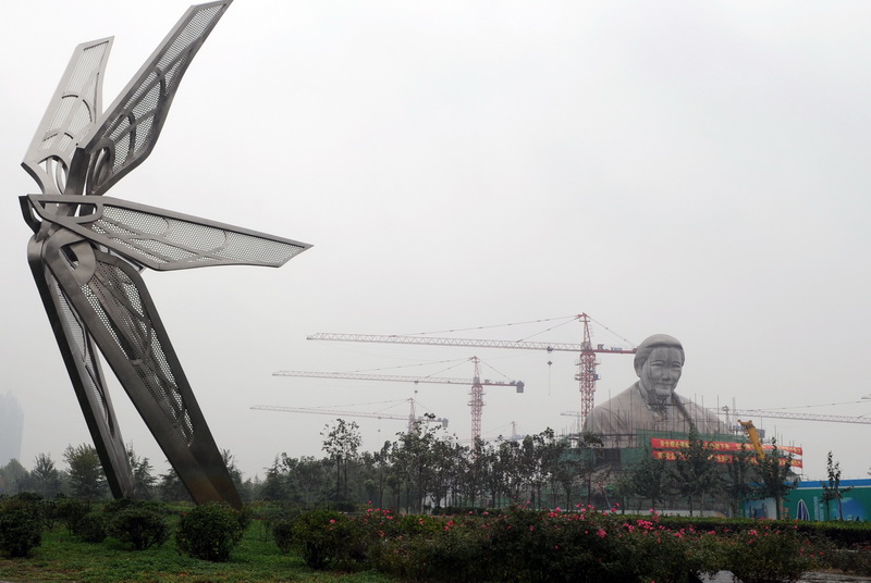 The 27-meter stone statue of Soong Ching Ling (1893-1981) under construction in Zhengzhou, Henan Province, in November 2011. [Photo/Xinhua] 