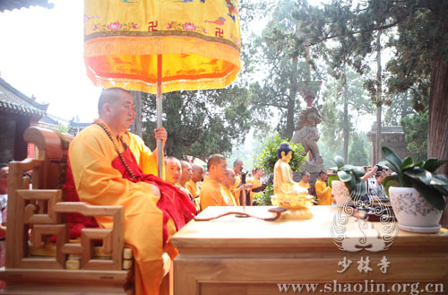 Shi Yongxin, the Shaolin Temple abbot, watches the martial arts performance.[Photo/Shaolin.org.cn]