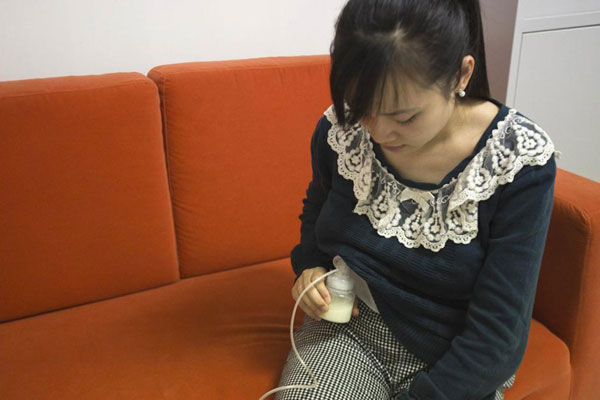 A woman collects her breast milk for a charitable organization to feed babies. The human breast milk trade has gone up a notch as it now targets adults in Shenzhen, south China's Guangdong province. [Photo: news.sohu.com]