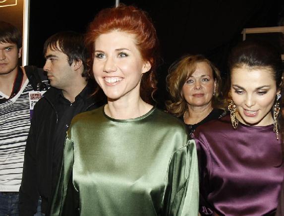 Anna Chapman, who pleaded guilty to being an unregistered foreign agent for Russia while living in the United States and agreed to be deported to Russia in July 2010, watches the Alena Akhmadullina show during Volvo fashion week in Moscow October 31, 2011. [Xinhua] 