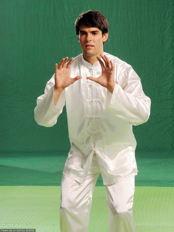 Kaka performs Tai Chi at a sports and culture exchange activity in Liuzhou, south China's Guangxi Province.