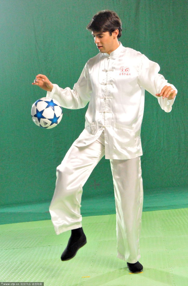  Kaka plays football at a sports and culture exchange activity in Liuzhou, south China's Guangxi Province.