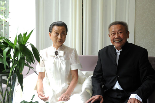 A couple pose for photos in wedding outfits in Hefei, July 4, 2013. [Photo/Xinhua] 