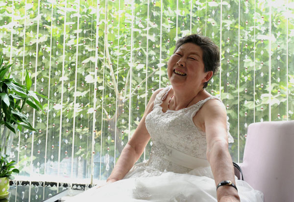  A woman poses in a wedding gown, July 4, 2013. [Photo/Xinhua]