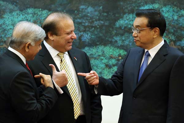 Premier Li Keqiang with Pakistan's Prime Minister Nawaz Sharif and Punjab Chief Minister Shahbaz Sharif (left) ahead of a signing ceremony at the Great Hall of the People in Beijing on Friday. [Wu Zhiyi/China Daily]