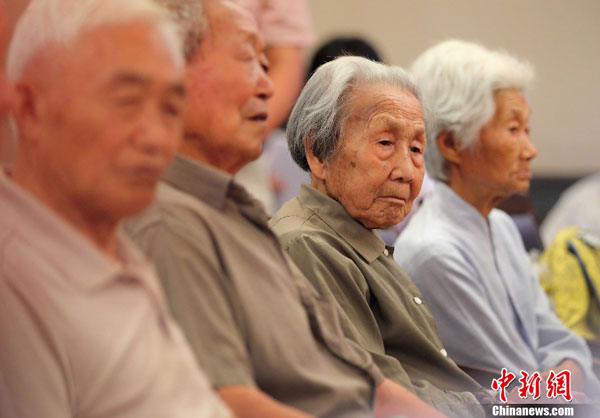 Survivors receive the certificates at the Nanjing Massacre Memorial Hall on July 6. [Chinanews.com]
