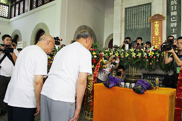 Veterans who fought in the War of Resistance against Japanese Aggression bow to the shrine at Nanyue Martyrs' Memorial Hall in Hunan province for the 202 Chinese Expeditionary soldiers killed in a Myanmar mission. [Photo/Asianewsphoto] 