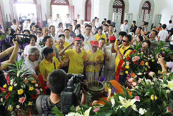 Survivors of Chinese Expeditionary soldiers in the Yenangyaung rescue mission in Myanmar during World War II salute the shrine of their late counterparts at Nanyue Martyrs' Memorial Hall in Hunan province, where the shrine was placed on July 7, 2013. [Photo/Asianewsphoto]