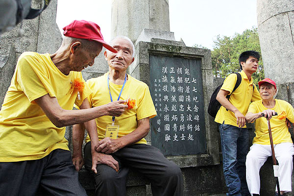 Survivors of Chinese Expeditionary soldiers, who took part in the 1942 Yenangyaung rescue mission in Myanmar, talk with one another at a ceremony marking the return of the shrine of their 202 late counterparts to Nanyue Martyrs' Memorial Hall in Hunan province on July 7, 2013. [Photo/Asianewsphoto]