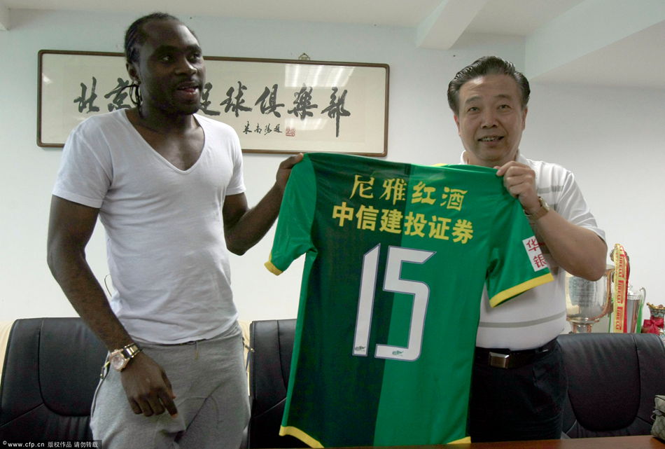 Peter Utaka poses with general manager of Beijing Guoan F.C. Gao Chao on July 9, 2013. 