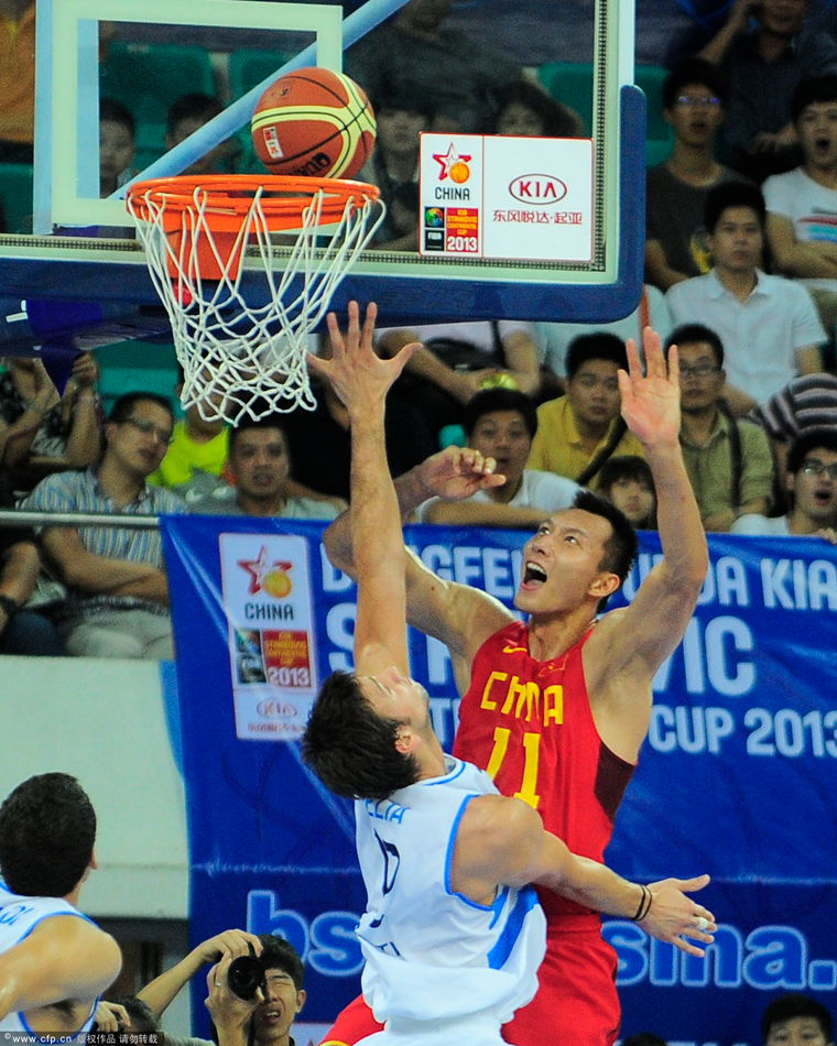  Yi Jianlian fouled by defender.