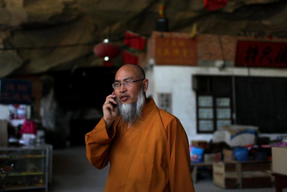 Shi Zhidu, the abbot of Ci'en Temple in Zhejiang province, has been getting many phone calls about the temporary Buddhist experience, July 9. [Photo/Guangming Daily]