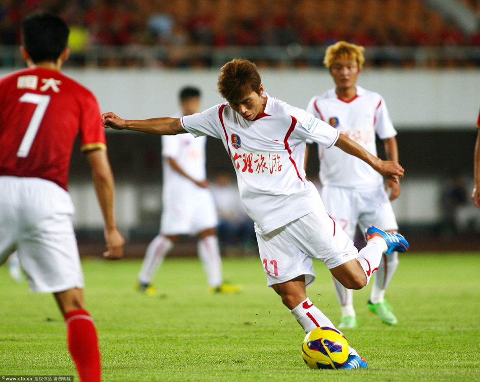 Guangzhou Evergrande eased past Dali Ruilong 7-1 to move into last 8 of Chinese FA Cup on July 10, 2013. 