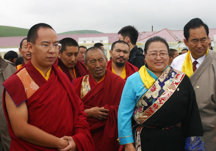 The 11th Panchen Lama Bainqen Erdini Qoigyijabu (L front) visits a residence for herdsmen at the Tongbao Village, Haibei Tibet Autonomous Prefecture, northwest China's Qinghai Province, July 4, 2013. [Photo/Xinhua]