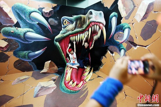 Qingdao 3-D Art Exhibition takes you to Jurassic Park