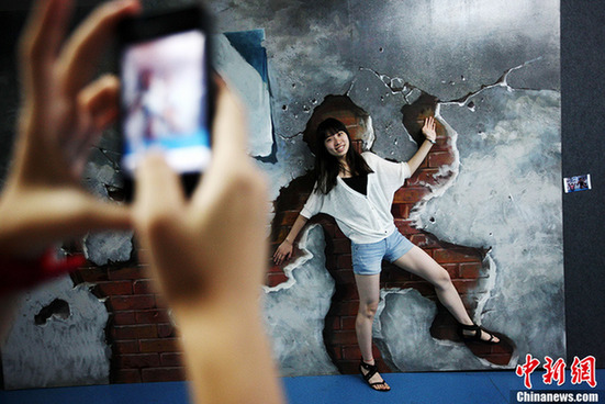 Qingdao 3-D Art Exhibition takes you to Jurassic Park