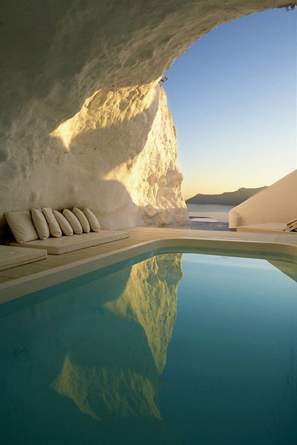 White Cave Pool, Santorini, Greece, one of the 'top 10 amazing swimming pools in the world' by China.org.cn.