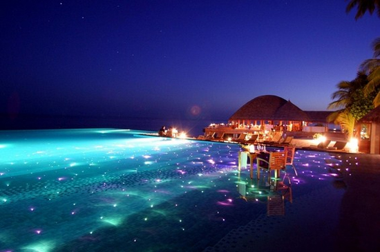 Pool-Restaurant, Huvafen Fushi Resort, the Maldives, one of the 'top 10 amazing swimming pools in the world' by China.org.cn.